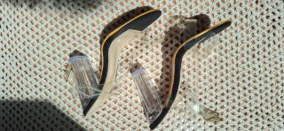Tacones transparentes con hebilla dorada