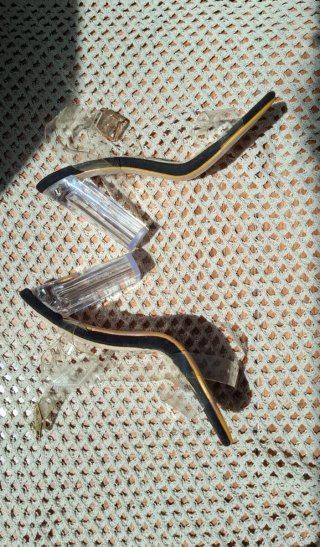 Tacones transparentes con hebilla dorada