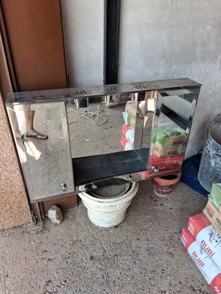 Espejo de baño metálico plateado