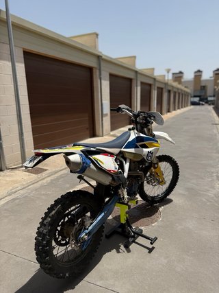 Moto Husqvarna Enduro/Motocross Azul/Blanca