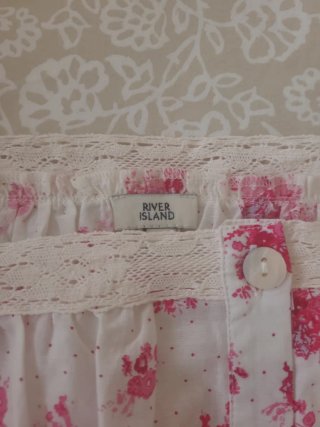 Blusa River Island floral rosa y blanco