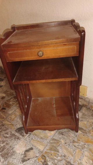 Mesita de noche de madera