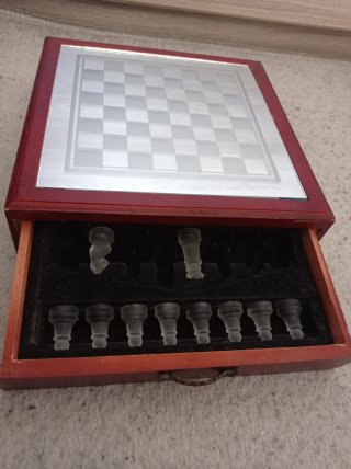 Mueble de ajedrez de madera y cristal