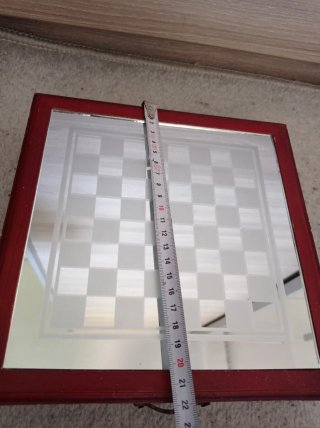 Mueble de ajedrez de madera y cristal