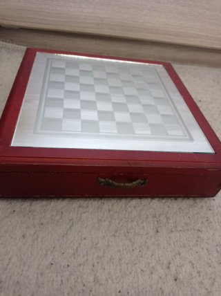 Mueble de ajedrez de madera y cristal