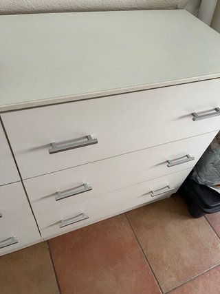 Cómoda de madera blanca