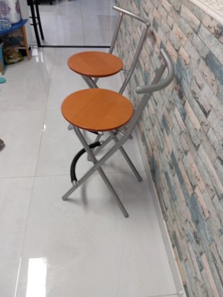 taburete alto de barra, con diseño plegable