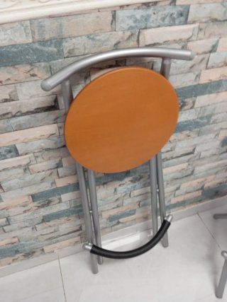 taburete alto de barra, con diseño plegable