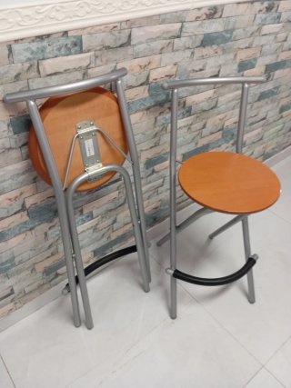 taburete alto de barra, con diseño plegable