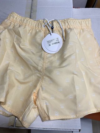 Bañador amarillo talla M, tallanun poco pequeño.