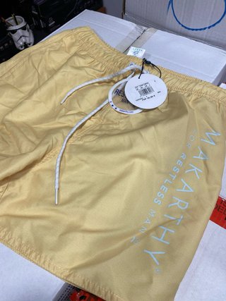 Bañador amarillo talla M, tallanun poco pequeño.