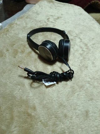 Cascos Grundig Negros y Plateados