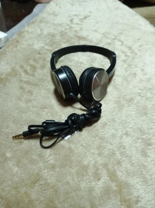Cascos Grundig Negros y Plateados