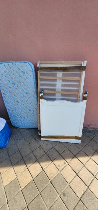Cuna de bebé blanca con colchón