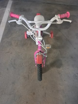 Bicicleta niña rosa con ruedines