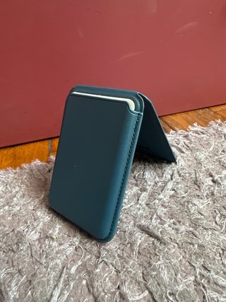 Cartera magnética con soporte azul