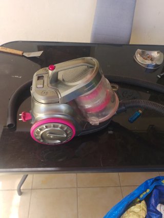 Aspiradora Taurus con cable rosa