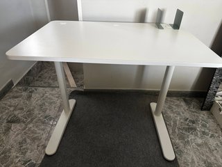Escritorio blanco estudio