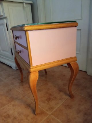Mesita vintage restaurada madera y cristal