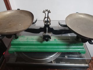 Balanza antigua con pesas