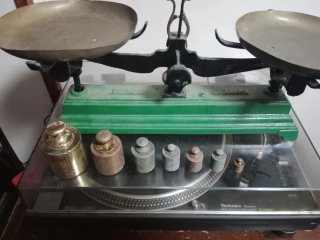 Balanza antigua con pesas