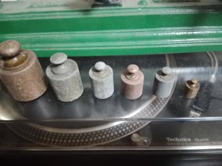 Balanza antigua con pesas