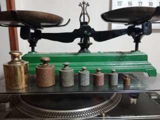 Balanza antigua con pesas