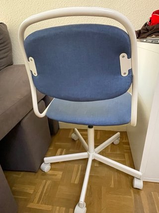 Silla giratoria Ikea blanca y azul