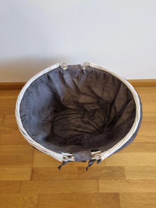 Cesto em vime branco com forro em tecido cinza