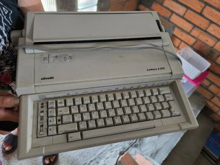 Máquina de escribir electrónica Olivetti Lettera E