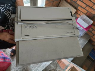 Máquina de escribir electrónica Olivetti Lettera E
