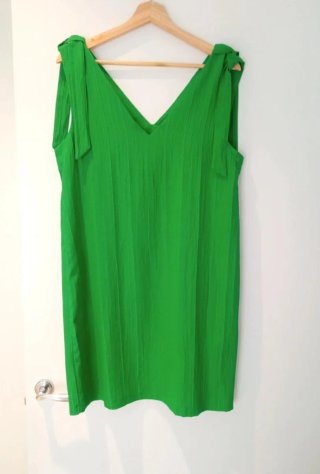 Vestido verde con tirantes de nudo