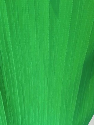 Vestido verde con tirantes de nudo