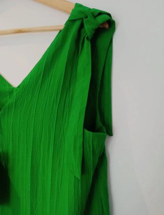 Vestido verde con tirantes de nudo