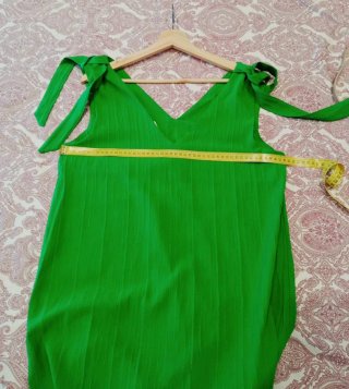 Vestido verde con tirantes de nudo