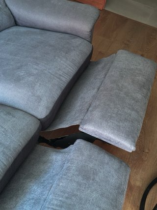 Sofá azul grisáceo con reposapiés
