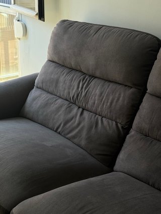 Sofá azul grisáceo con reposapiés