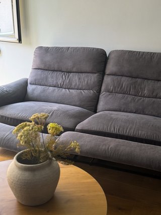Sofá azul grisáceo con reposapiés