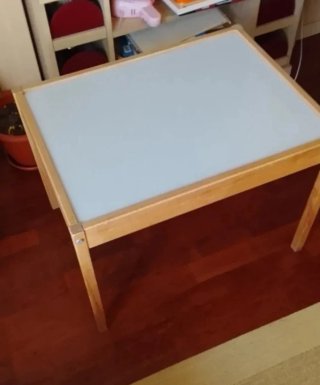 Mesa infantil de madera y tablero blanco