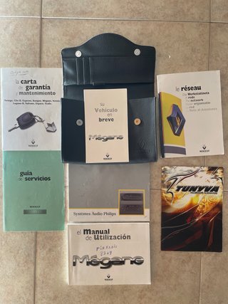 2 estuches  bombillas de repuesto.+Manual Renaul