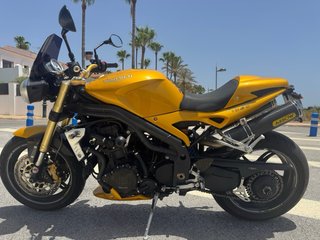 Triumph Speed Triple 1050 Dorada