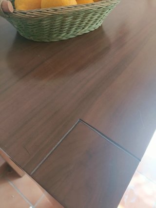 Mesa de madera estrecha color oscuro.