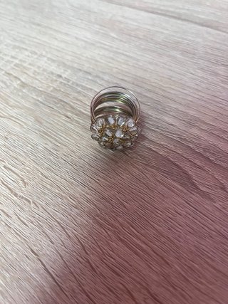 Anillo dorado con piedras blancas