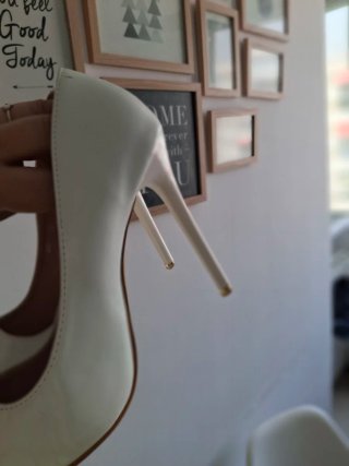 Zapatos de tacón blancos