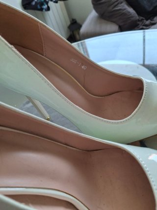 Zapatos de tacón blancos