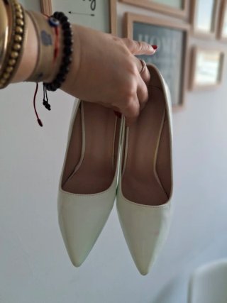 Zapatos de tacón blancos