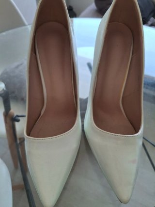 Zapatos de tacón blancos