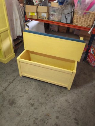 Conjunto muebles amarillo y azul habitación niños,