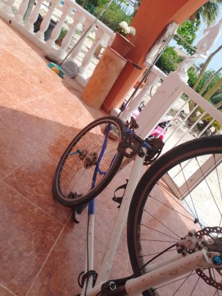 Bicicleta azul y blanca