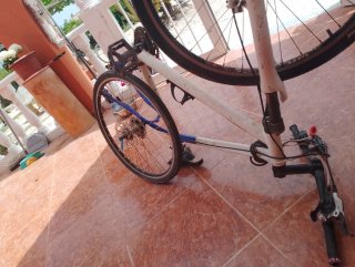 Bicicleta azul y blanca